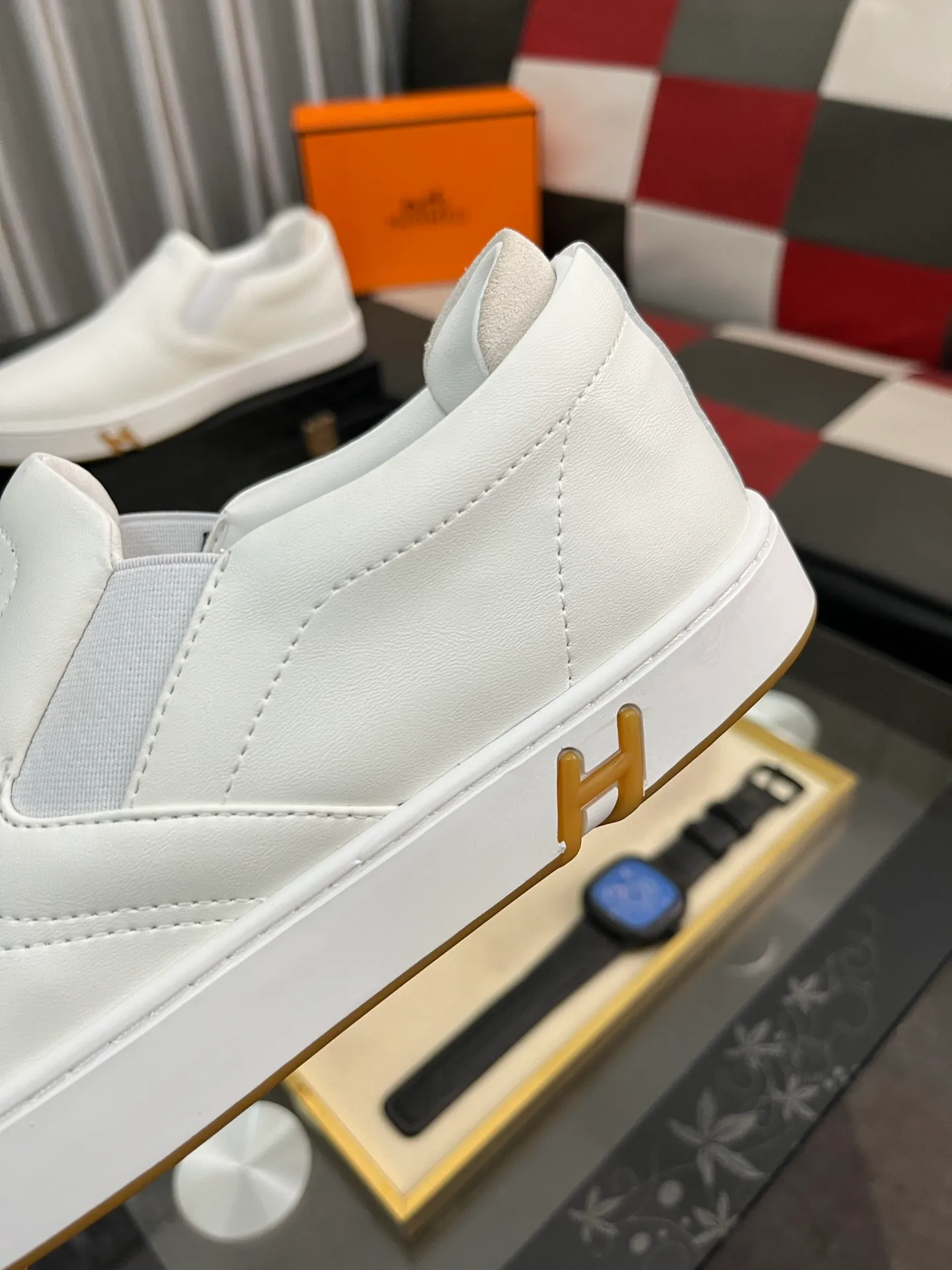 Men's Men's Shoes💰458⌚️⌚️HERMES/Hermès Hugo sneakers are casual men's shoes. These sneakers are made of imported first-layer cowhide leather and breathable mesh design. The contrasting color design creates a dynamic and modern shape. The front end of the toe is decorated with natural-color rubber inlays, making it novel and fashionable. The texture is incomparable, with cowhide lining and cowhide foot pads, the upper foot is comfortable and breathable, and the rubber sole is decorated with geometric patterns and iconic "H" details. A very personal one! Size: 38-44